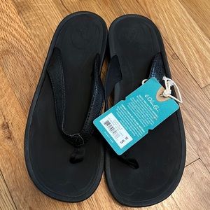 BNWT Black OluKai sandals